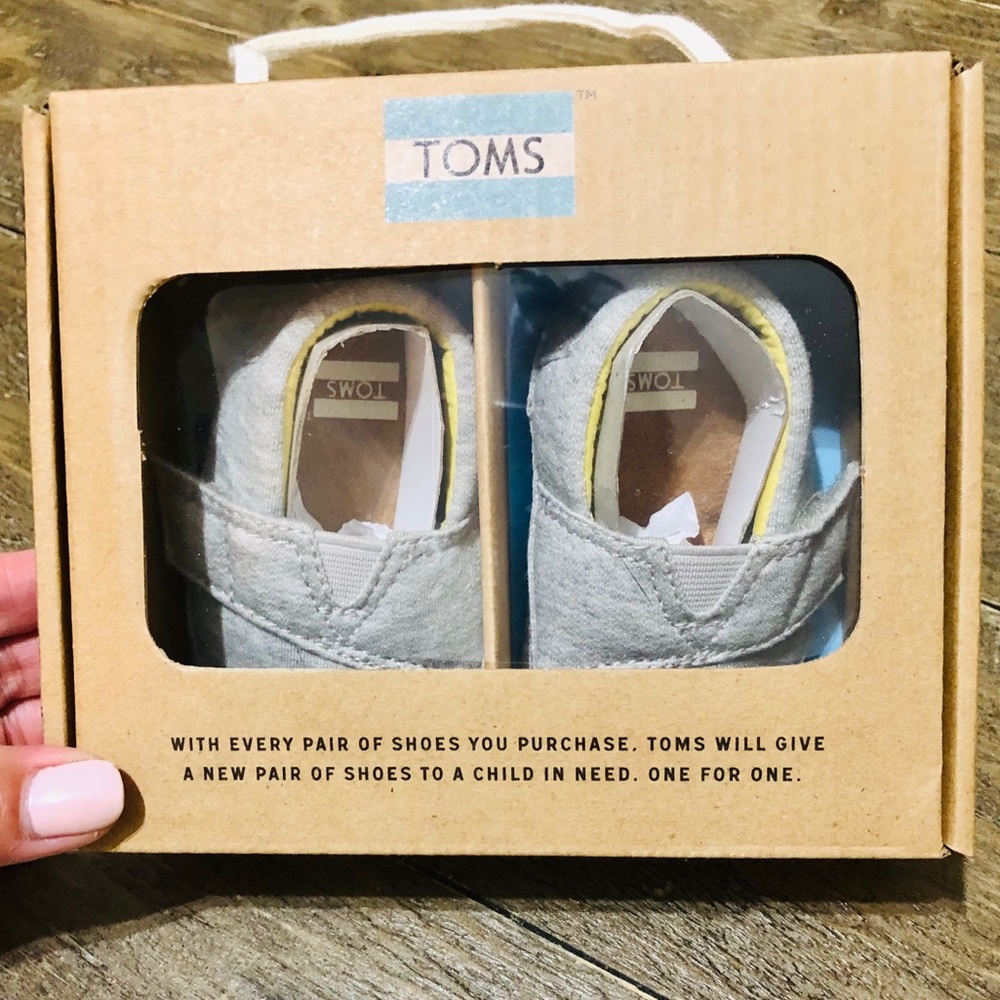 BNIB Tiny TOMS cribs shoes